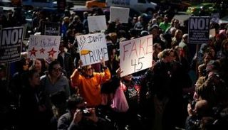 احتجاجات ضد ترامب في مانهاتن (رويترز)