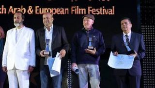 الفائزون على المنصة لاستلام جوائزهم