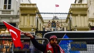 متظاهرون أتراك أمام القنصلية الهولندية- أرشيفية