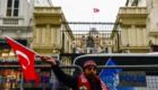 محتجون يرفعون علم تركيا فوق قنصلية هولندا بإسطنبول