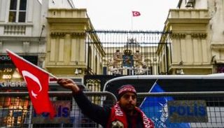 متظاهرون أتراك أمام القنصلية الهولندية (الفرنسية)