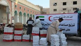 الهلال الأحمر الإماراتي يقدم مساعدات إنسانية لأهالي تريم اليمنية
