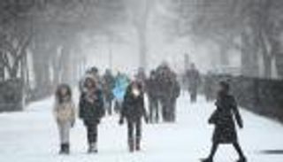 طقس أمريكا.. عاصفة ثلجية بنيويورك وموجة حارة غربا