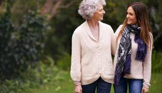 العيش مع الوالدين يطيل أعمارهما