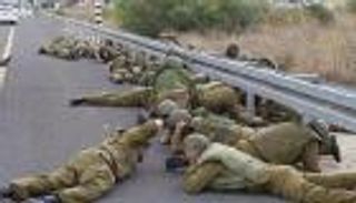 إسرائيليون يشنقون دمى تحقيرا للتجنيد بجيش الاحتلال