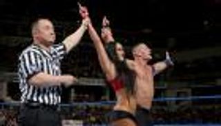 "الخطيبان" سينا وبيلا يفوزان في أول نزال لهما معا