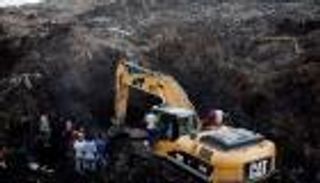 بالفيديو.. اشتباكات بين عمال الإنقاذ وذوي ضحايا جبل القمامة في إثيوبيا