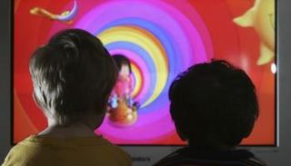 بقاء الأطفال أمام الشاشات كثيرا يهدد صحتهم