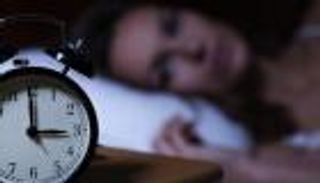 لهذه الأسباب يرفض جسدك المرهق النوم