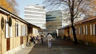 مهاجرون داخل مخيم لطالبي اللجوء بزوريخ