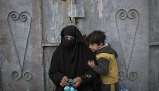 أم عراقية وطفلها بأحياء الموصل