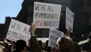 مظاهرات في نيويورك تندد بقرار حظر السفر - رويترز