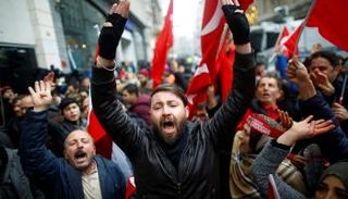 متظاهرون في تركيا (رويترز)