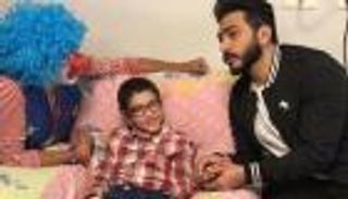 بالصور ..تامر حسني يحقق حلم طفلة مصابة بالسرطان