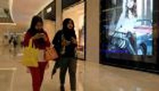 النساء تحب الموضة أكثر من صحتهن