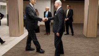 الجعفري يصافح مبعوث الأمم المتحدة لسوريا دي ميستورا 