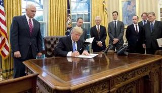 ترامب يوقع مرسوم الهجرة الجديد