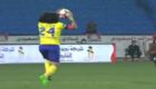 شاهد.. قائد النصر يتحول إلى لاعب كرة سلة أمام الرائد