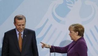 أردوغان وميركل في لقاء سابق (أرشيفية)