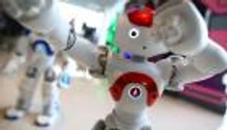 بالصور .. روبوت يتسوّق ويعدّ "الأومليت" 