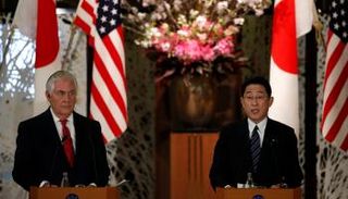 تيلرسون ونظيره الياباني خلال المؤتمر الصحفي بطوكيو (رويترز)