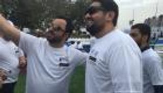 بالصور.. حسين الجسمي يشارك في مسيرة "للخير نمشي" بأبوظبي