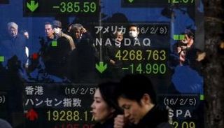 شاشة تعرض مؤشرات الأسهم العالمية في طوكيو (رويترز)