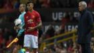 بالفيديو.. مورينيو يقدم "موزة" للاعبه أثناء المباراة