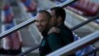 إنييستا يكشف شرط تجديد تعاقده مع برشلونة