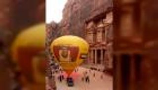 منطاد خليفة القائد يحلق في سماء مدينة البتراء الأردنية