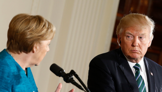 ترامب وميركل خلال اللقاء (الفرنسية)