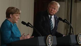 ترامب وميركل خلال اللقاء (الفرنـسية)