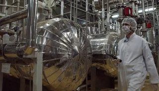 إيران تتنصل من التزاماتها النووية