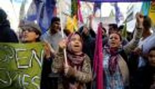 بالصور.. مظاهرة في أثينا ترحب باللاجئين وتندد باتفاق أوروبا وتركيا