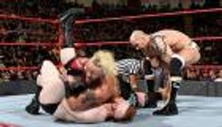 إقامة نزال ثلاثي على بطولة "رو" للتاج تيم في "راسلمانيا"