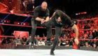 ستيفاني تطرد فولي ورولينز يعتدي على تربل إتش