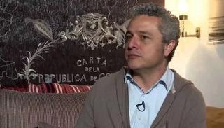 خورخي ليزارازو صاحب مشروع السجادة المعدنية