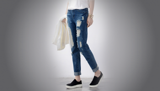 البناطيل الممزقة موضة غريبة على المجتمعات العربية 