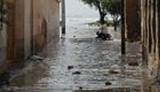 تسونامي يضرب إيران وفقدان وإصابة 12 شخصا