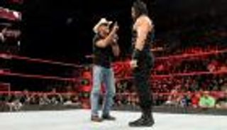 شون مايكلز يحذر رومان رينز من أندرتيكر