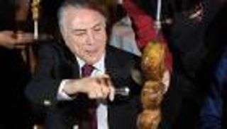 بالصور.. الرئيس البرازيلي يحاول احتواء فضيحة اللحوم الفاسدة بـ"حفل شواء"