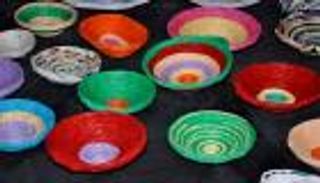 فلسطيني يحول الورق إلى تحف وهدايا