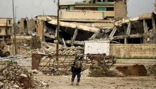 أحد أفراد قوات الشرطة الاتحادية العراقية بالموصل