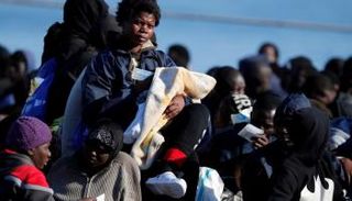 مهاجرون أفارقة لدى وصول سفينة تقلهم إلى ميناء أوجوستا في صقلية