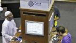 شاشات سوقي الإمارات خضراء فى التعاملات المبكرة