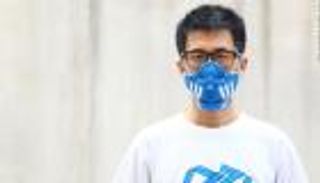 بالصور .. مصمم يحول أحذية رياضية لأقنعة تحمي من التلوث