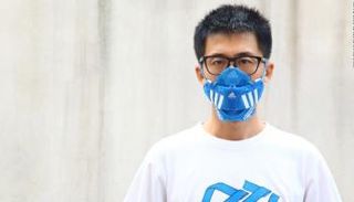 أحذية أديداس الرياضية تحولت إلى أقنعة تحمي من التلوث