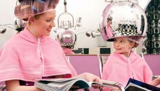 مدير الصالون نصحها ضاحكا بالذهاب إلى الطبيب