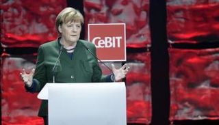 ميركل خلال افتتاح معرض سيبت للتكنولوجيا في هانوفر - رويترز
