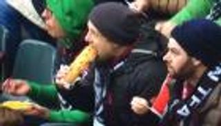 بالفيديو.. تسديدة قوية من رافينيا تفسد طعام مشجع